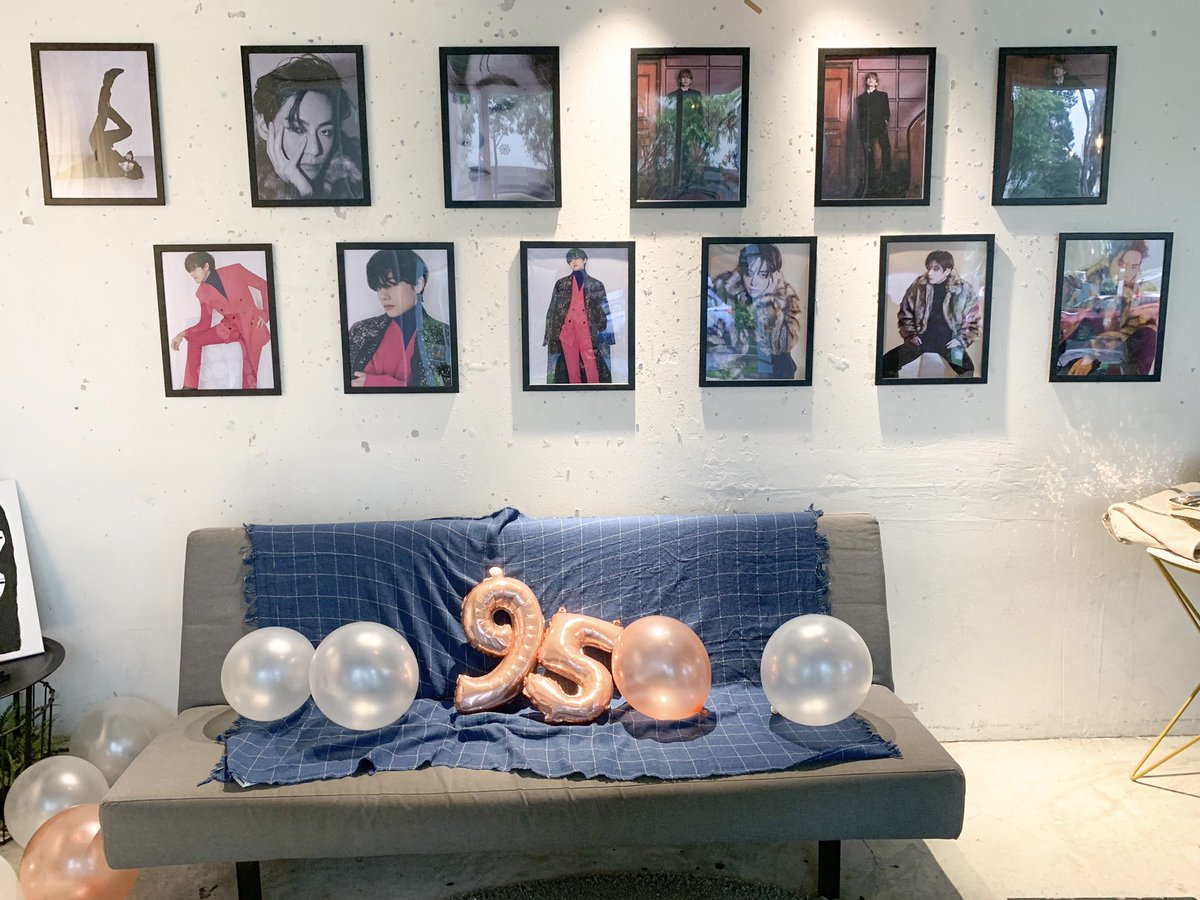samanthahmx's tweet photo. Taehyung birthday cafe event @ +82! Last CS event of 2020, really glad to attend amidst the hectic schoolife. Thank you admins for organising &amp; preparing the gift pack!!! Very thoughtful &amp; much love for all the artistic decos that suit Tae 🎨🤎🧸 @fkthfmty #fkthfmty https://t.co/U5w6dOwQuN