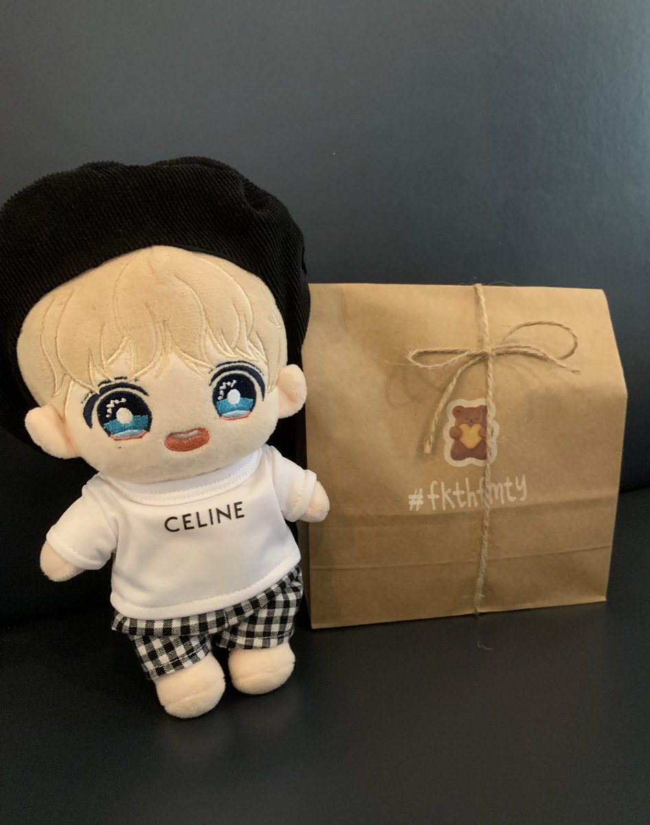 samanthahmx's tweet photo. Taehyung birthday cafe event @ +82! Last CS event of 2020, really glad to attend amidst the hectic schoolife. Thank you admins for organising &amp; preparing the gift pack!!! Very thoughtful &amp; much love for all the artistic decos that suit Tae 🎨🤎🧸 @fkthfmty #fkthfmty https://t.co/U5w6dOwQuN