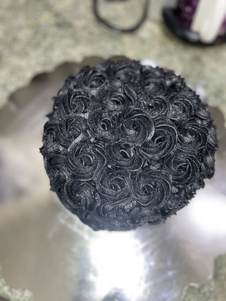 sydneiguillory's tweet photo. ya girl did her very first cake !! i’m so excited how pretty it came out. What y’all think ?? 

What’s Cakin’ 🥳 https://t.co/BVcHzD9EqD