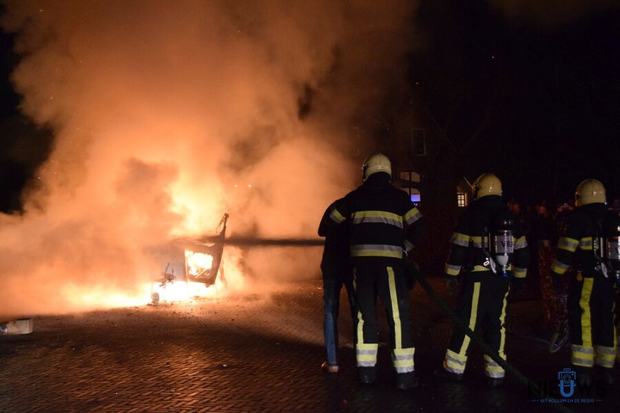 Brandweer laat jeugd caravanbrand blussen -..