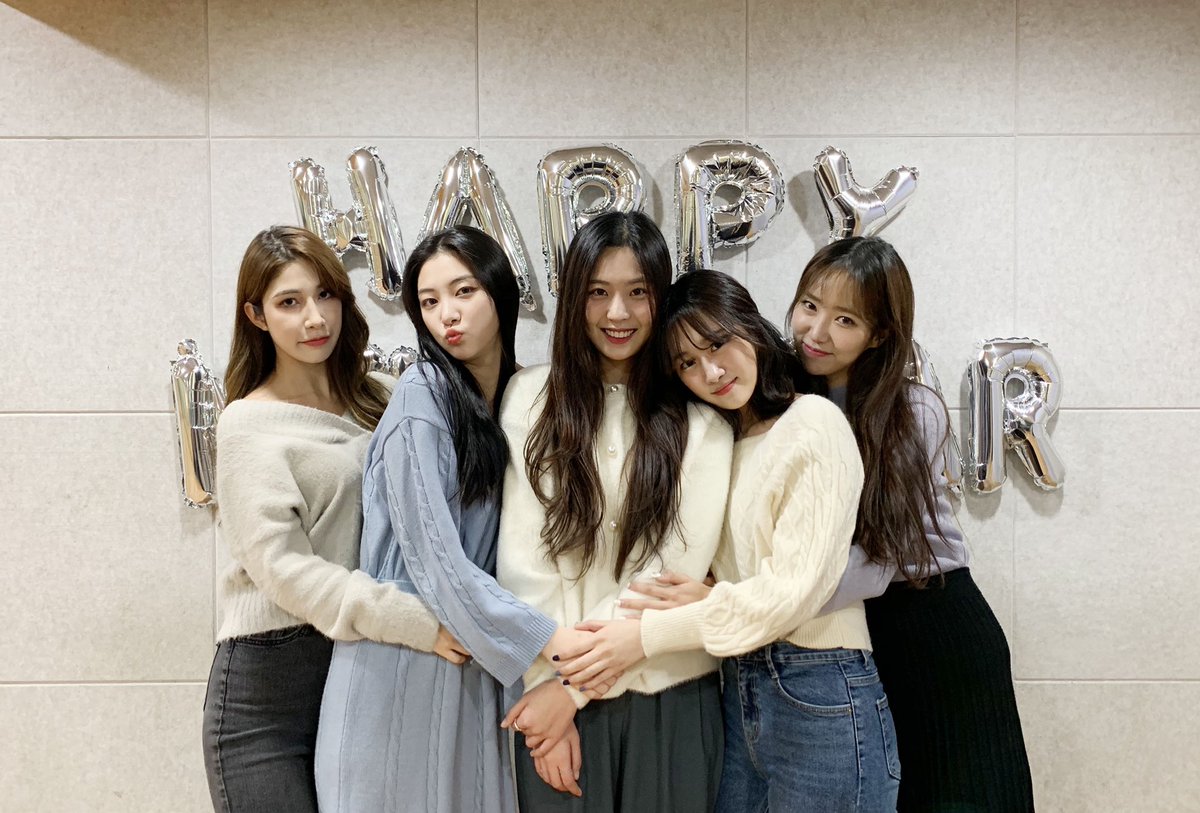 ICONICMnE's tweet photo. [📸 #RSQ]
2021년 새해의 첫 시작을 ICONIC MnE와 함께 할 레드스퀘어를 소개합니다🙌🏻
신축년 한 해 레드스퀘어의 활동에
많은 사랑과 응원 부탁드립니다❤
새해 복 많이 받으세요🙇🏻

#REDSQUARE #레드스퀘어
#ICONICMnE #아이코닉엠앤이
#태원엔터테인먼트 https://t.co/WFDepJKJYq