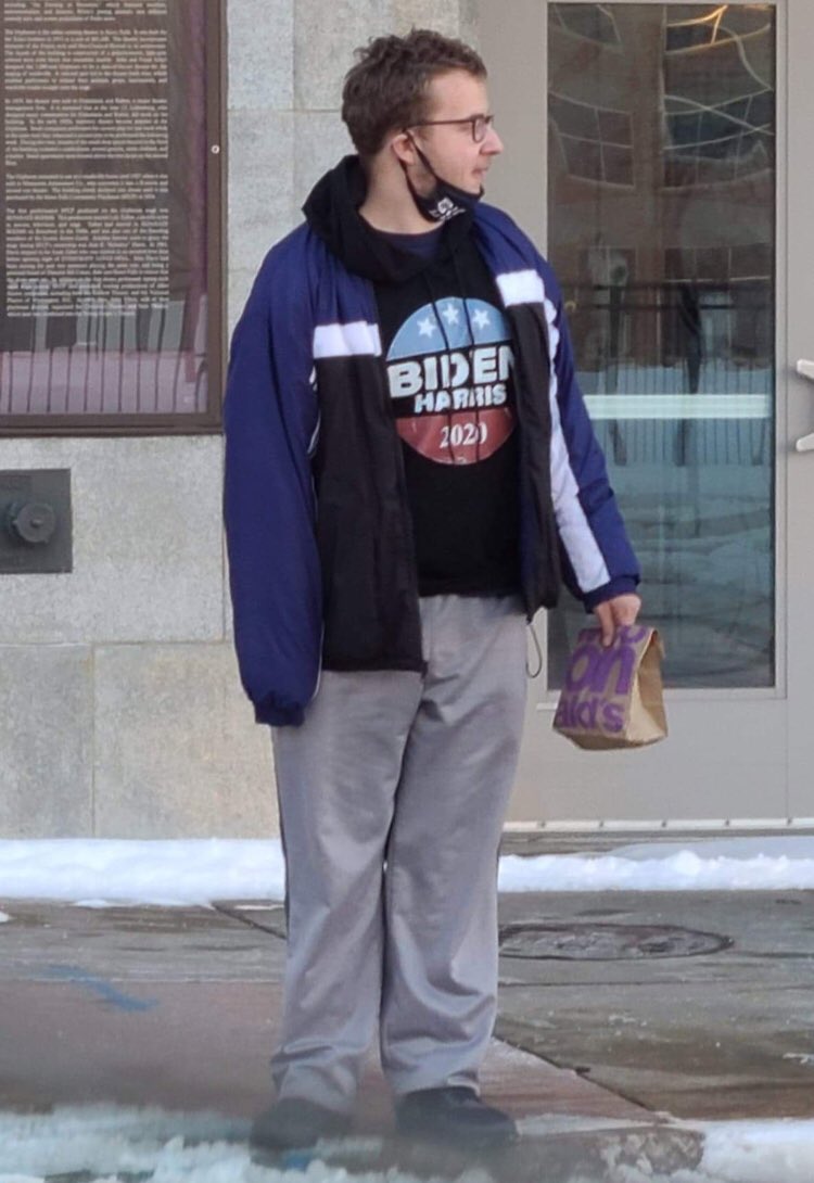 sawyervanhorn18's tweet image. Final story!! I bought 7 bags of food at McDonald’s then delivered them to homeless people downtown Sioux Falls!!! They were all very grateful!!!!! And I told them Happy New Year’s!!💜💜💜💜