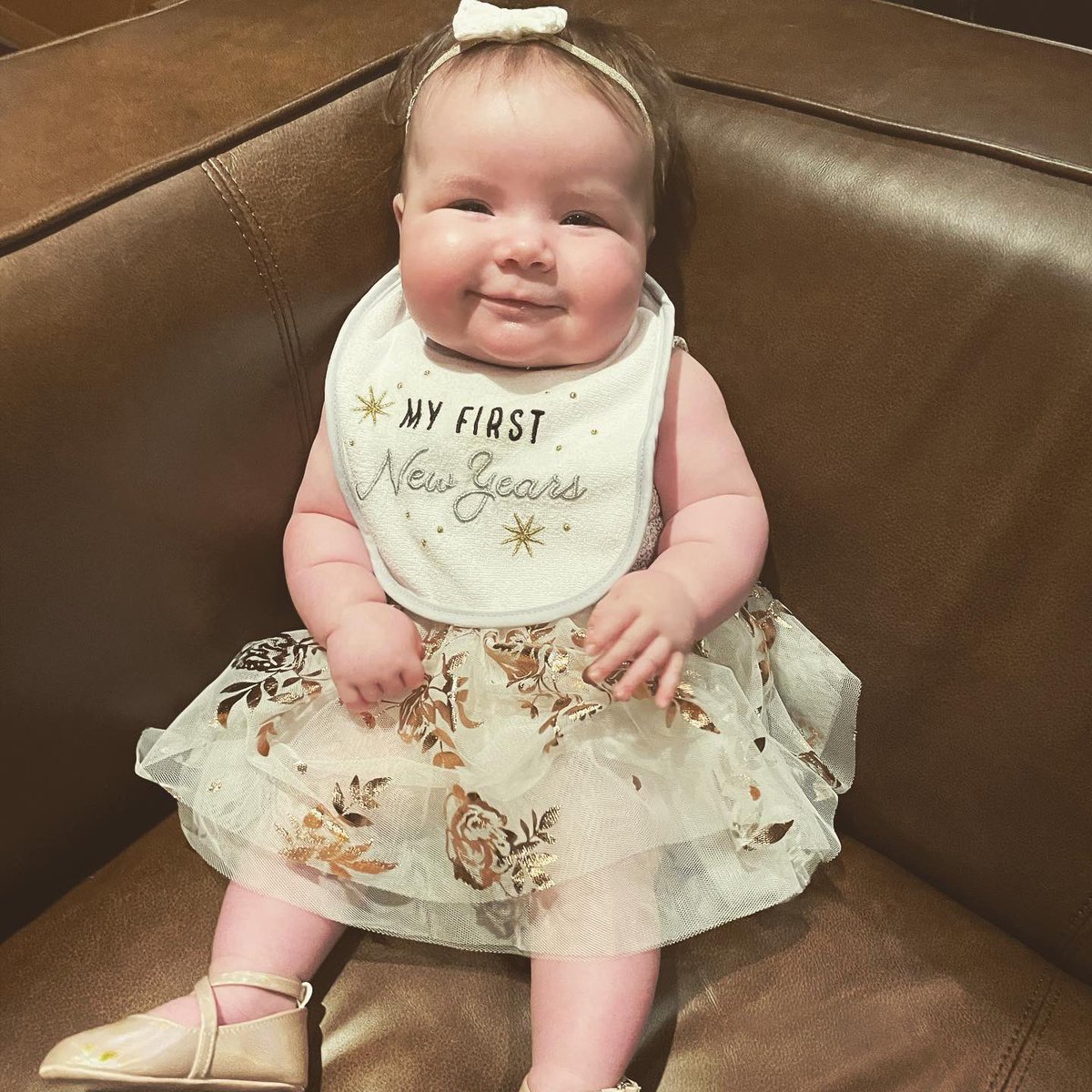 Happy New Year everyone!! ✨ Luna is ready to ring in 2021!  🎉