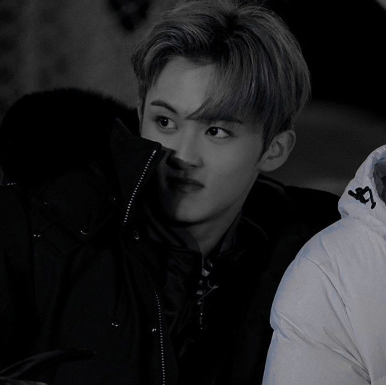 mxvssc's tweet image. "Hay luz en el desván,
ㅤㅤㅤDesde fuera la veo
ㅤㅤㅤY a ti dentro te creo…
ㅤㅤㅤObservando
ㅤㅤㅤ…Y riendo."
ㅤㅤㅤ