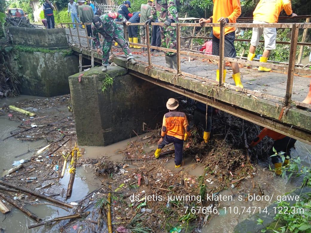sekolahsungaik1's tweet photo. 1 Januari 2021 tahun baru perdana gotongroyong bersih sungai bloro Koramil @kodimklaten &amp;muspika juwiring @kabarklaten,@bbwsbsolo, relawan,warga,chah kali setelah semalam sempat meluap. Salut,thanks semua telah mengurai derita sesama @YaniSunarno @jaka_sawaldi @ganjarpranowo https://t.co/tBFYOiWaAG