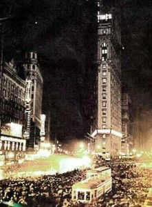CompoundBoss's tweet photo. New Year’s Eve 1918 during the Spanish flu epidemic.
They said fuck it. https://t.co/ejoncrybaz