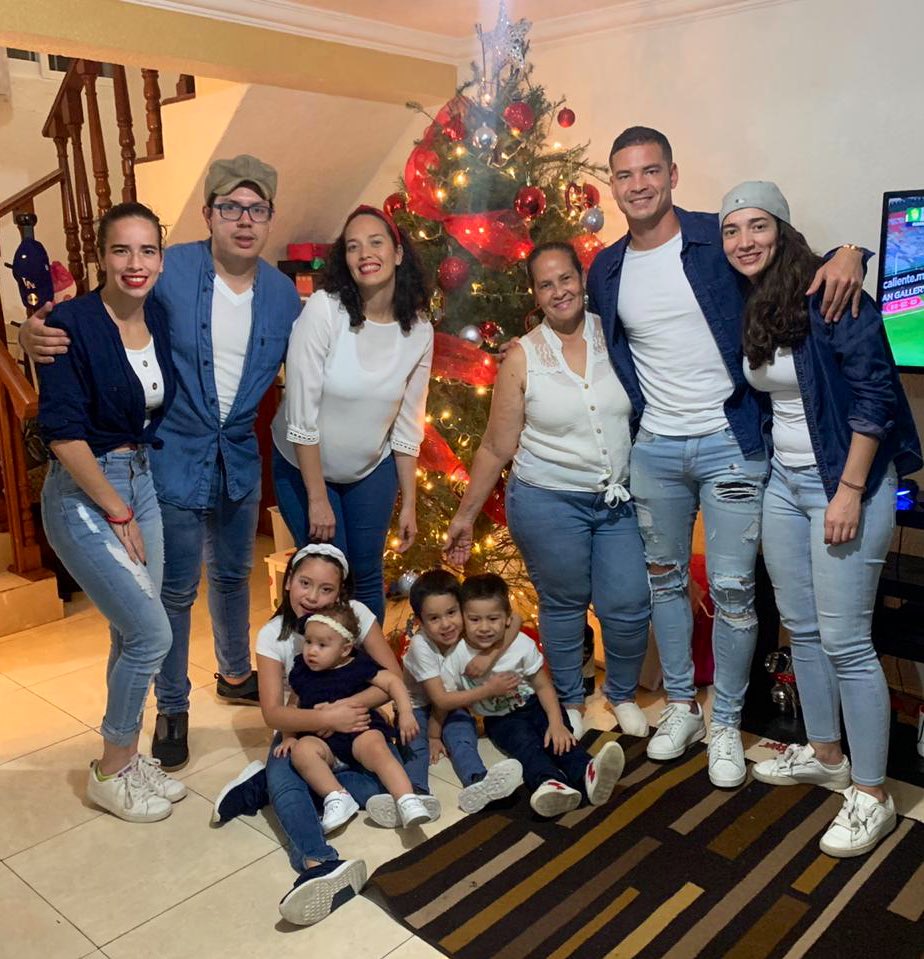 MartinZB85's tweet photo. Que sea un año lleno de salud y felicidad! Venga 2021... vamos con todo. #siemprejuntos❤  #mihermosafamilia😍 #happynewyear2021 https://t.co/qPkxRsqe1k