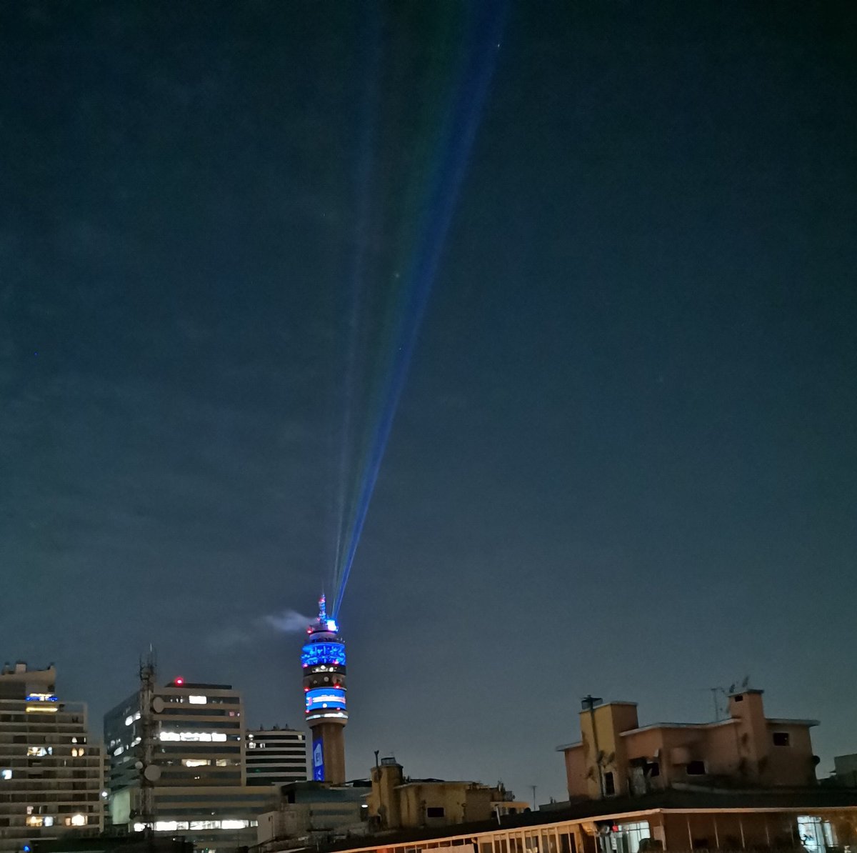 vanfari's tweet photo. Viendo las luces de la torre entel https://t.co/NZSbyIgnn4