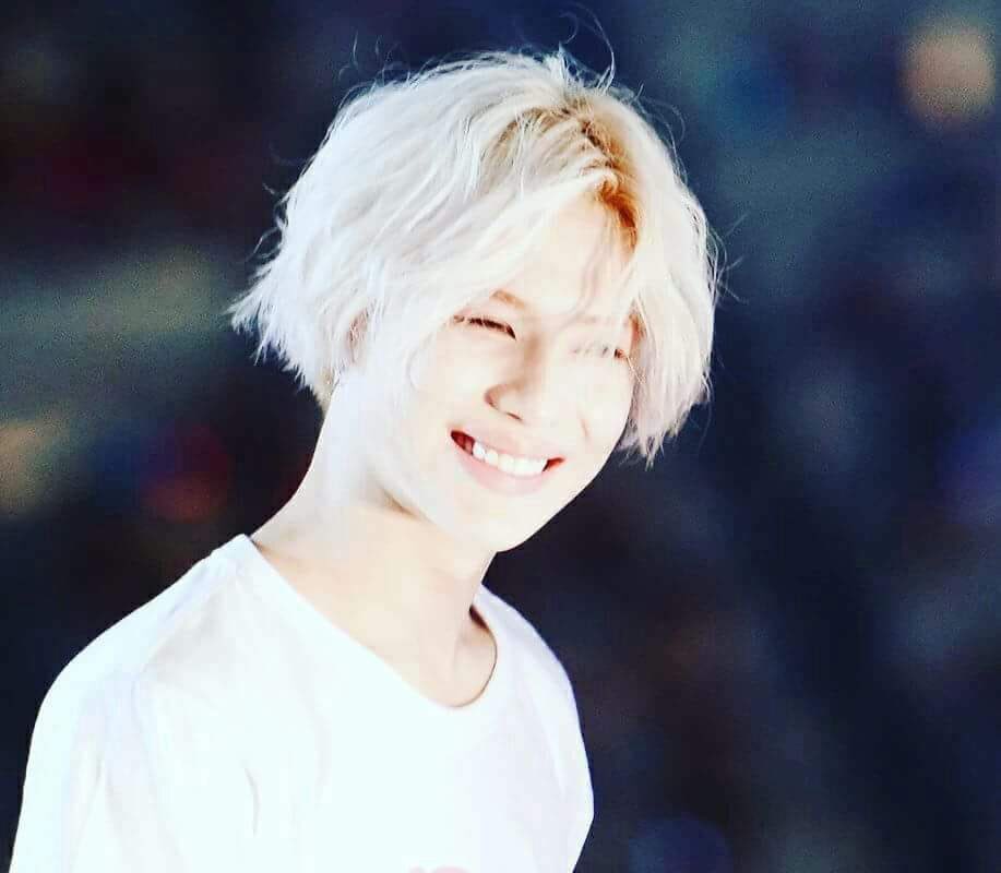 Японец с белыми волосами. Юн джонхан seventeen. Тэмин из shinee блондин. Ким хёджон 2020. Группа seventeen джонхан.