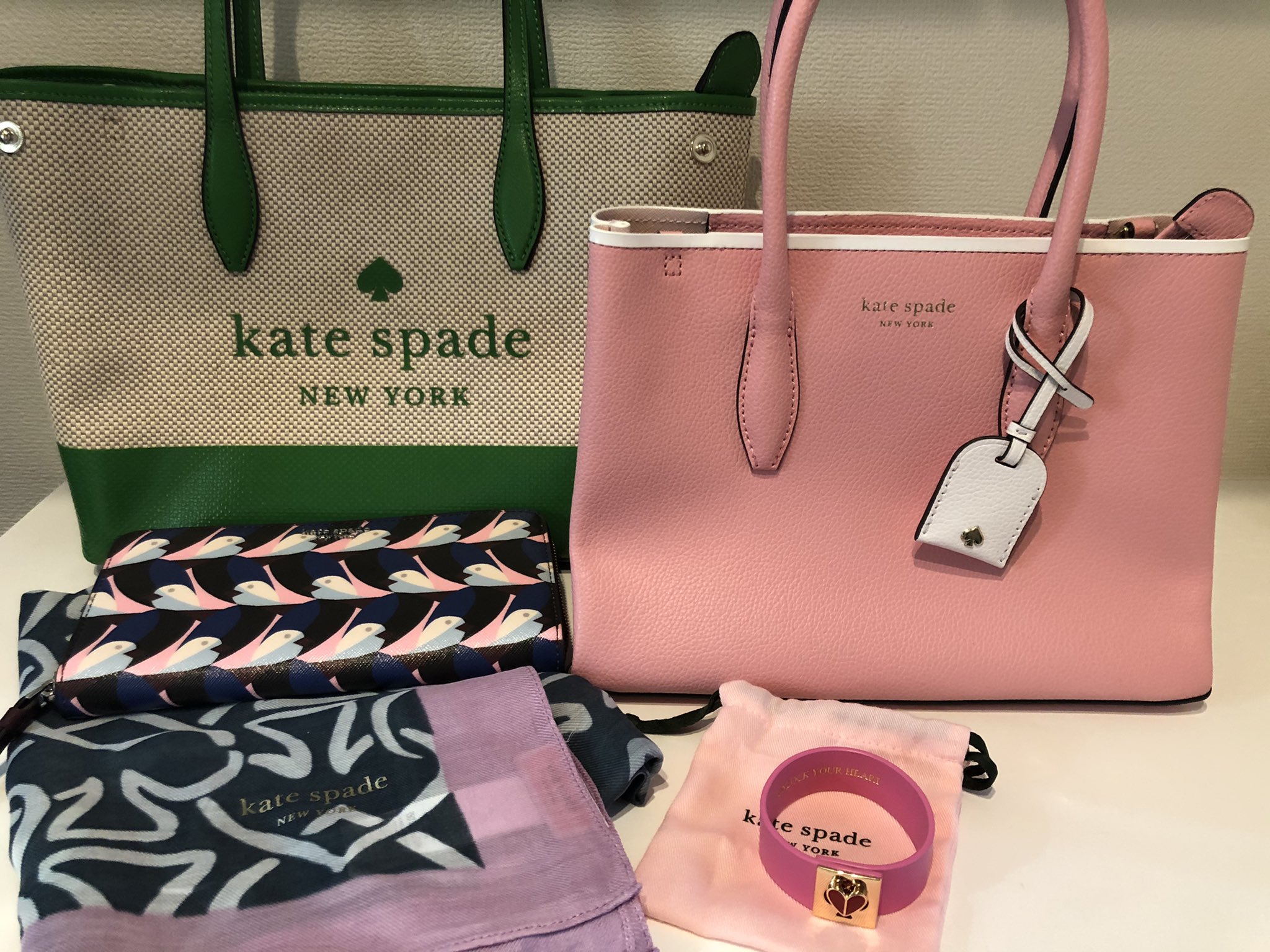 Closterium ケイトスペード ハッピーバック 福袋 私にとっては鬱袋でした これって一般的にはあたりですか メルカリでも3万じゃ売れないですよね 私はタダでもムリ T T 長財布は魚柄 何か分からない T Co O6ghiz45yl Twitter