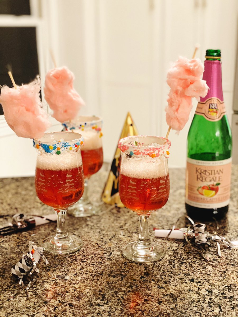 tradefareonline's tweet photo. Fun NYE drinks I made the kids🥂 strawberry apple lemonade sparkling juice, marshmallow cream rim with sprinkles &amp; a side of cotton candy✨ https://t.co/dgXysX9ybA