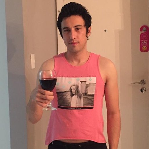 deercheerup's tweet image. FELIZ ANO NOVO... Eu juro que não tô bebendo clã eu só peguei o vinho da minha tia pra tirar a foto.. o vinho é seco uma porcaria clã