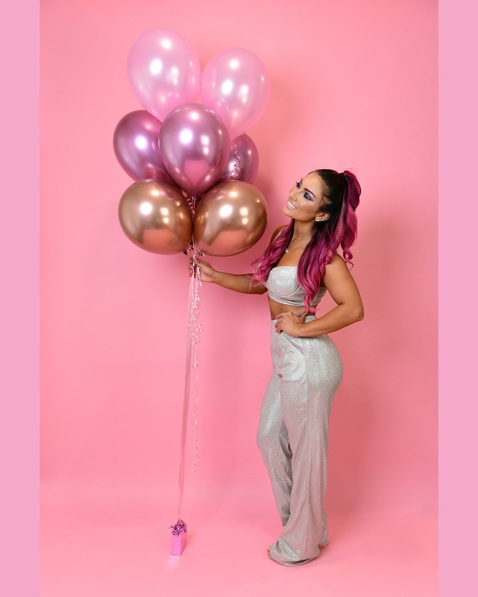 alexgracia3's tweet photo. Looking forward the the new year, new me and the new pink dreams 🎆🎉💕 #NewYear https://t.co/kd6JtouyKR