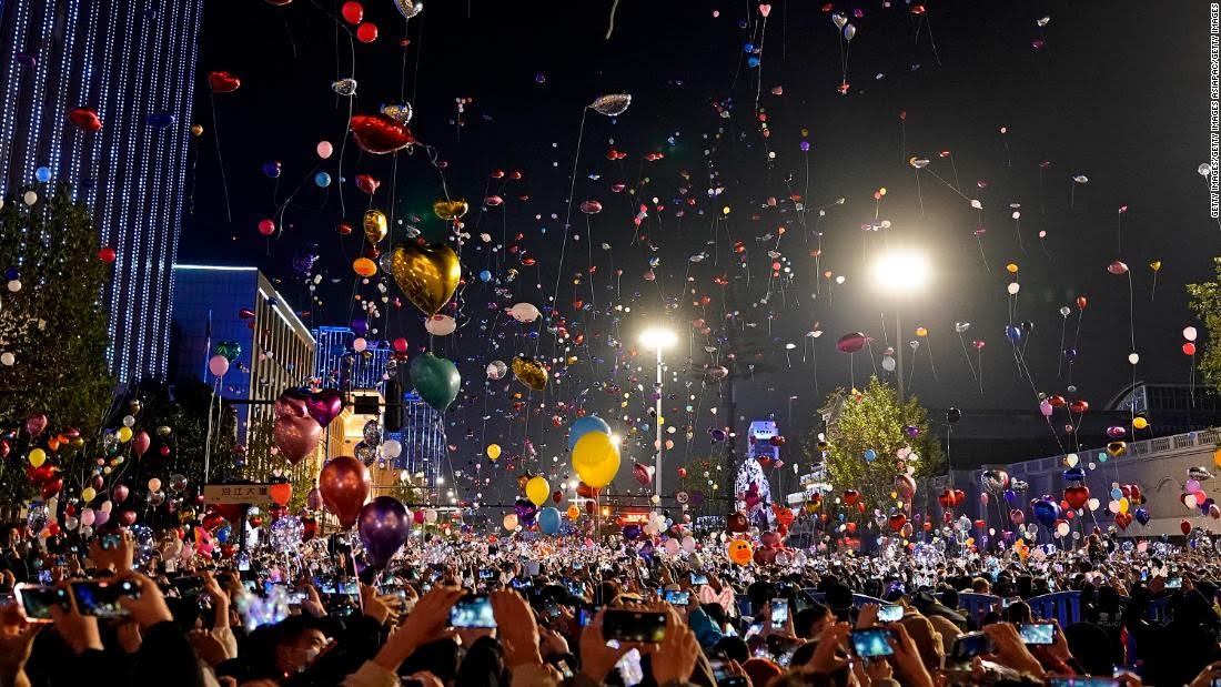 mohanstatsman's tweet photo. Last night, large crowds took to the streets in the central Chinese city of Wuhan, celebrating the arrival of 2021, a year after the city first saw cases of pneumonia of an unknown cause, which later became known as the world's first outbreak of Covid-19. https://t.co/QFwAxyzMY0