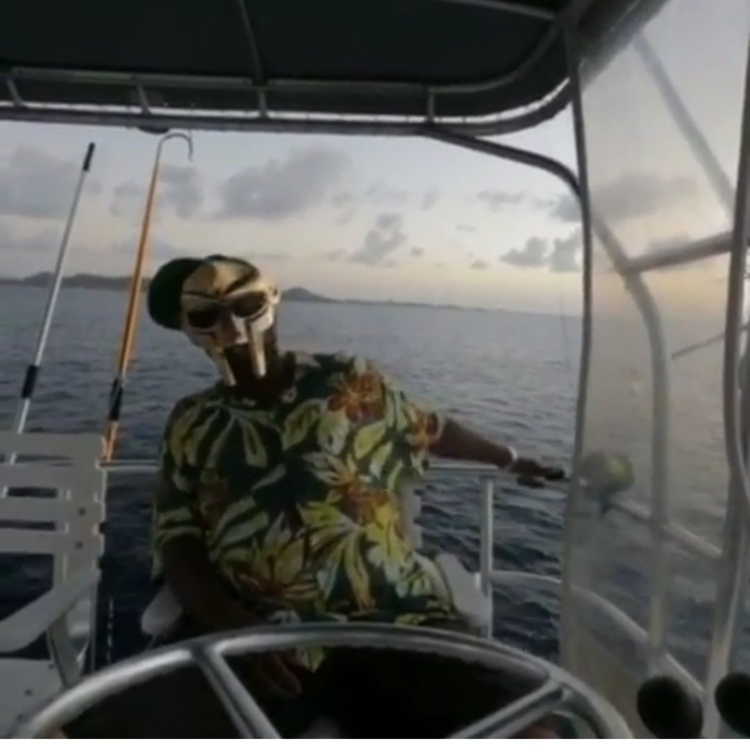 DjWhitefolks's tweet image. #2bears #2bearslive
RIP MF doom