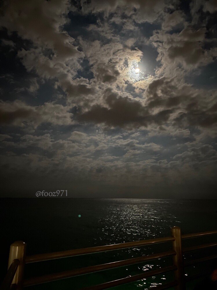 fooz971's tweet photo. الغيوم والقمر🤦🏻‍♀️🤍🤍🤍🤍🤍🤍 https://t.co/D6GI6qDCZl