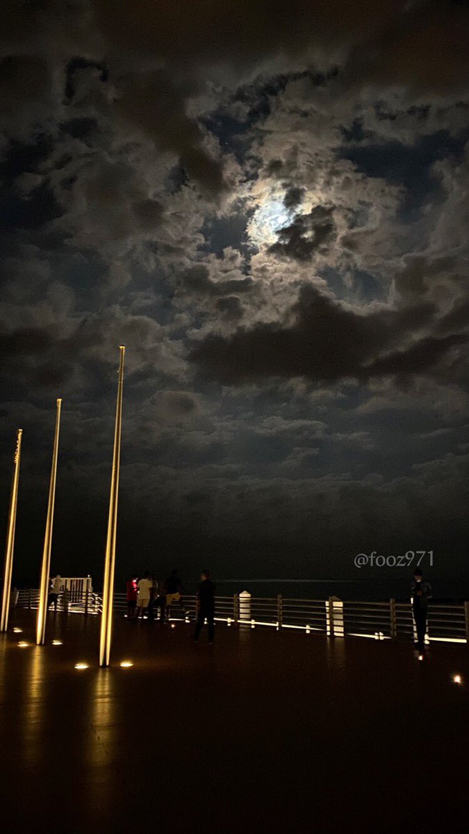 fooz971's tweet photo. الغيوم والقمر🤦🏻‍♀️🤍🤍🤍🤍🤍🤍 https://t.co/D6GI6qDCZl