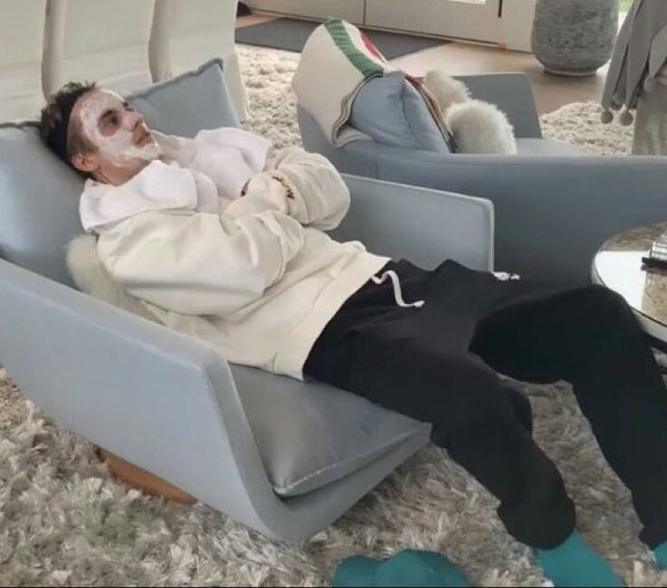 ciudadinteligen's tweet image. Bieber tomando las cosas con calma, mientras casi 2 millones de personas pagaron...por verlo. ##marketing #BieberNYE