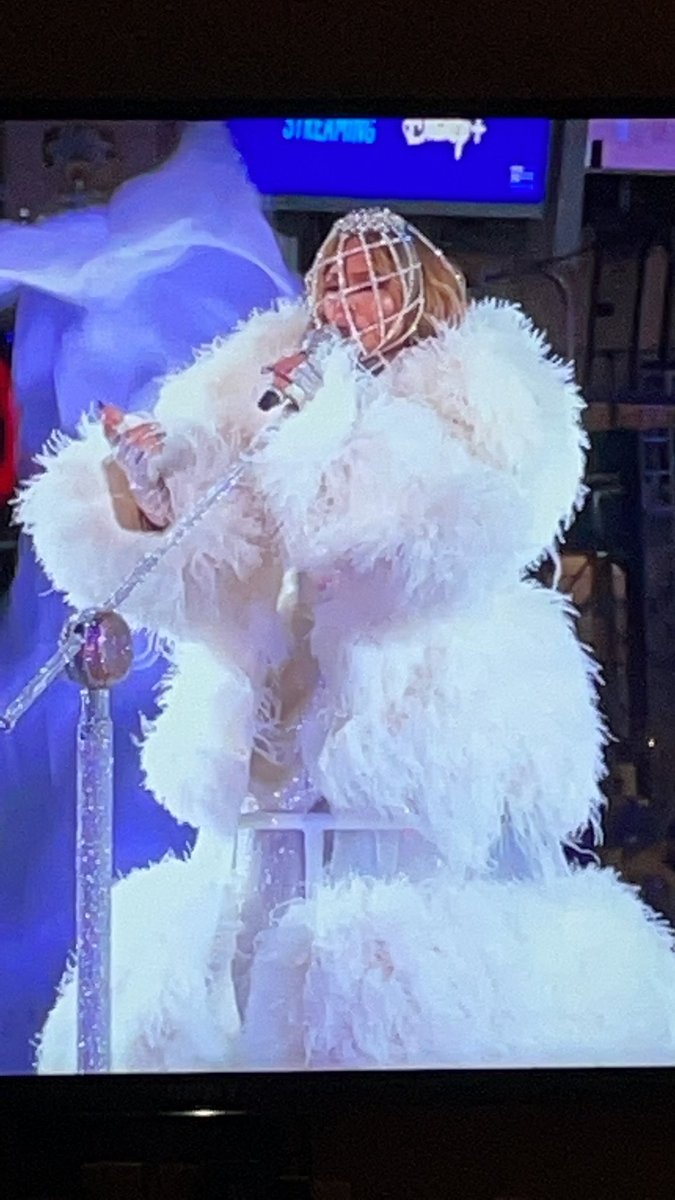 colbysmalz's tweet photo. JLo channeling the Times Square ball. https://t.co/MQELFQMDJh