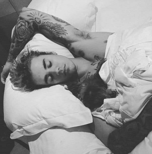 ciudadinteligen's tweet image. Y mientras tanto asi Bieber con  dos horas de retraso y 2 millones 150 mil personas esperando. #marketing #BieberNYE