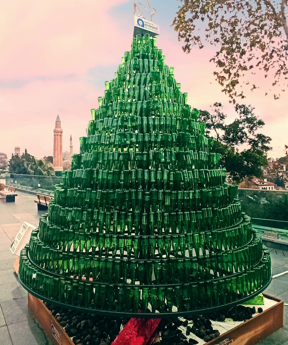 Antalya Büyükşehir belediyesi tarafından  Cumhuriyet Meydanı'na koyulan yılbaşı ağacı yeşil çam şişelerden oluşuyor. Çevre  ve doğaya duyarlılığı temsil ediyor.
#AntalyaTurkey #yılbaşıağacı #yeniyıl  #yivliminarecamii #urlaubantalya #nature  #travelphoto #çevredostu