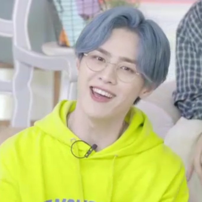 "if not canon then why one blue and the other red?" — a thread