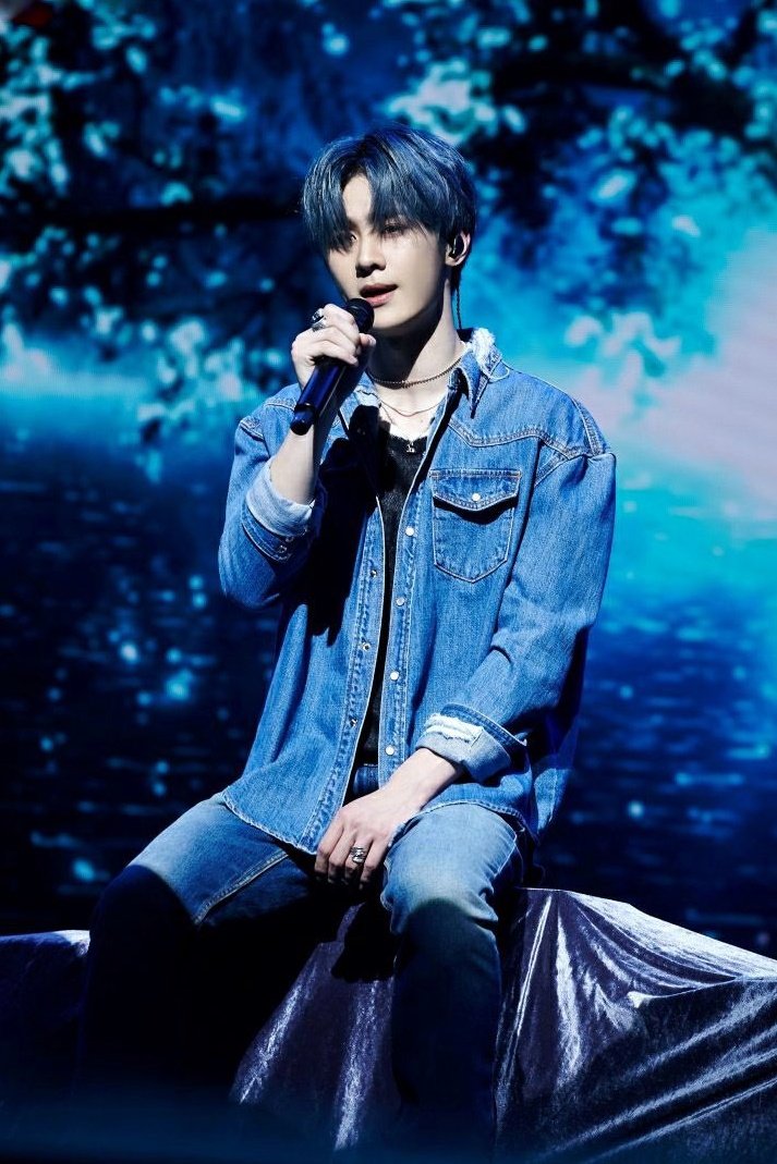 "if not canon then why one blue and the other red?" — a thread