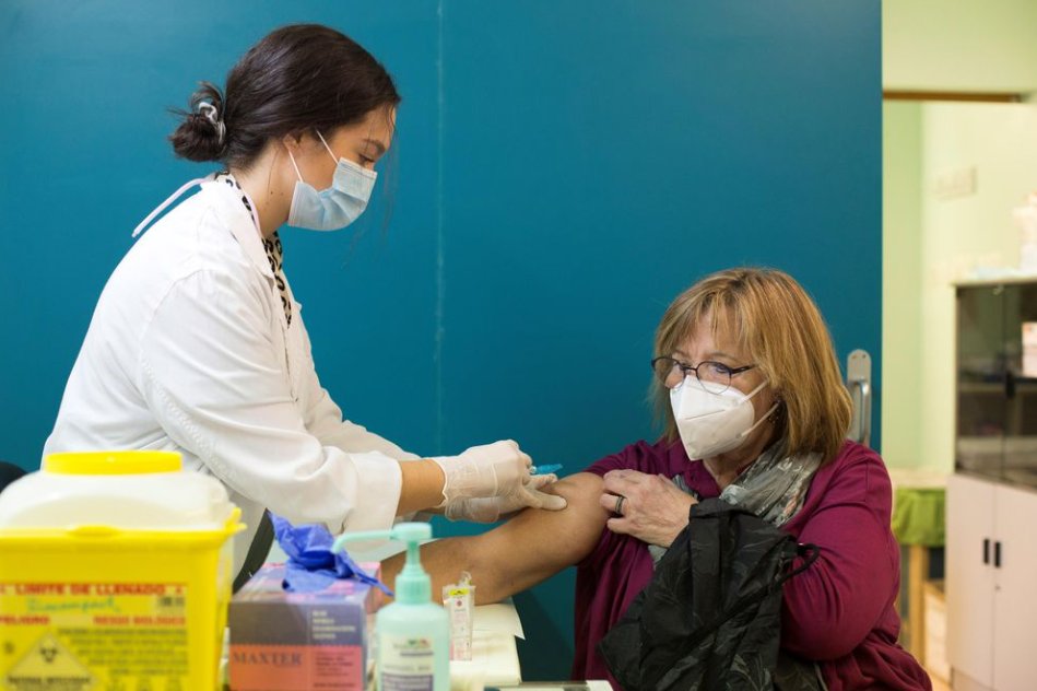NeumoMadrid's tweet photo. Los expertos apuntan que las medidas de protección frente al #COVID19 están detrás de la baja incidencia de la #gripe y los virus sincitiales en la población https://t.co/SxfTBxhjaD vía @el_pais https://t.co/BGKTjZsRLA