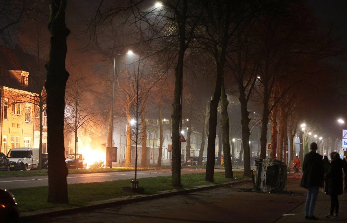 Ondanks noodverordening weer autobrand in onrustige Graafsewijk Den Bosch, politie bekogeld met vuurwerk -..