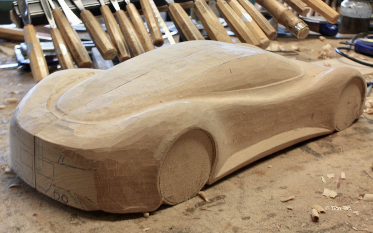 Een nieuw jaar. Een nieuw project. 
Het bouwen van een droomauto van lindehout.
A new year. A new project. Building a dream car from lime wood