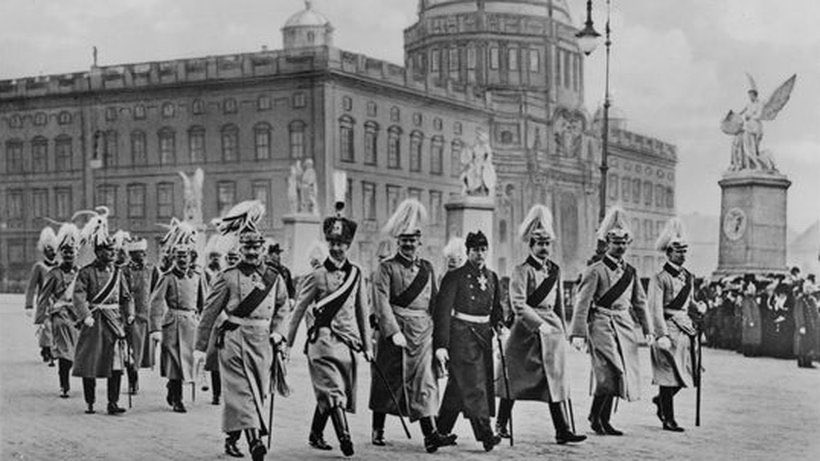 Es gibt nicht „die" Forschung u vieles wird unterschiedlich eingeschätzt. Aber das öffentliche Bild eines „neoabsolutistischen“ Reichs des Militarismus, lässt sich nicht halten. Es gibt kaum Zeitungs- und Rundfunkbeiträge zum Kaiserreich ohne Pickelhauben und Marschmusik-Pfeifen.