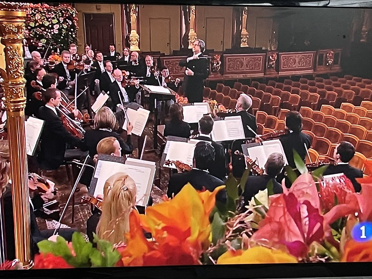 pablosiana's tweet photo. #NewYear2021 desde casa @La1_tve @MaestroMuti @Vienna_Phil https://t.co/yD0NXiysWA