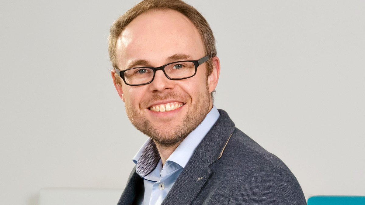 CeMM (@cemm_news) on Twitter photo Congratulations to <a href="/CeMM_News/">CeMM</a> PI Christoph Bock, who becomes Professor of Medical Informatics at @MedUni_Vienna. Due to the close links with his work at CeMM, we are happy that Christoph will remain Principal Investigator at CeMM (<a href="/BockLab/">Christoph Bock Lab @ CeMM & MedUni Vienna</a>).
➡️cemm.at/news/n/news/ch…
#career Congratulations to <a href="/CeMM_News/">CeMM</a> PI Christoph Bock, who becomes Professor of Medical Informatics at @MedUni_Vienna. Due to the close links with his work at CeMM, we are happy that Christoph will remain Principal Investigator at CeMM (<a href="/BockLab/">Christoph Bock Lab @ CeMM & MedUni Vienna</a>).
➡️cemm.at/news/n/news/ch…
#career