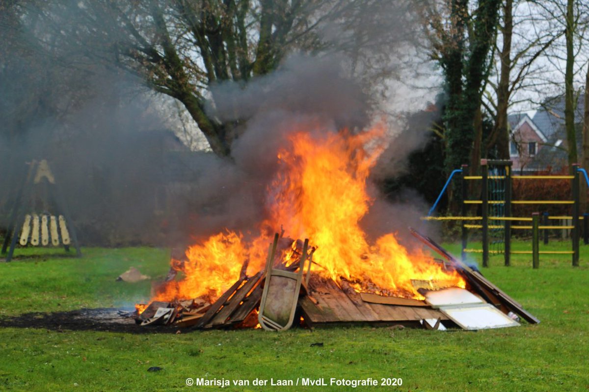 De brandweer van #Veendam heeft donderdagmiddag omstreeks  uur en  uur een vreugdevuur geblust aan de Frans Spiekmanstraat.
