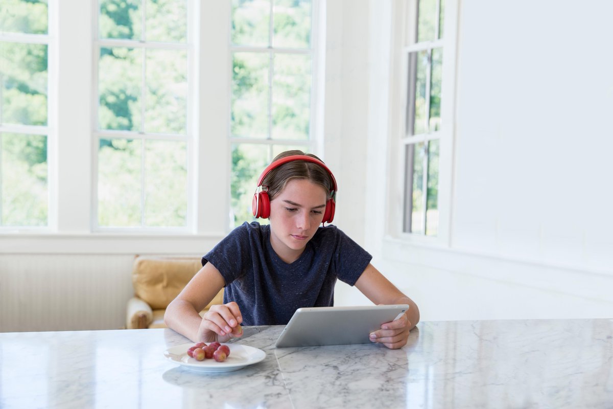 Hoy en día los móviles📱son una parte importante de la comunicación familiar. Entonces, ¿cómo restringir los privilegios de un adolescente rebelde sin dejar de ser práctico? Aquí te damos algunas ideas. mcafee.ly/3hBKc46