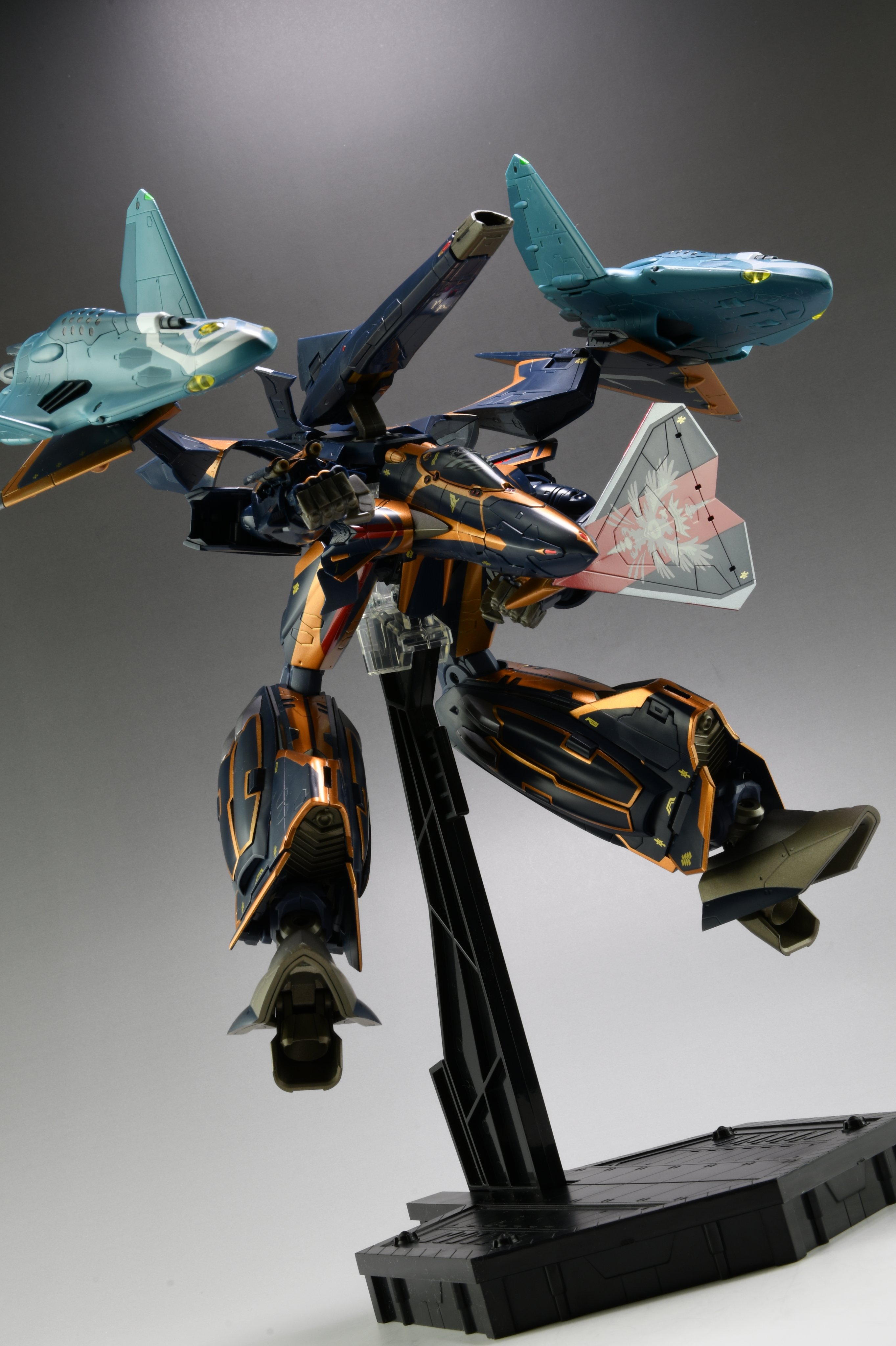 ラグナの一つだけ金魚 ドラケン バトロイド形態 リル ドラケン装備 Sv 262hsが右脚部に収納し携行する剣は Das 03k アサルトソード ドラケンファング と呼ばれ 当初の設定ではhs型のみ装備だったが 激情のワルキューレ ではba型にも装備