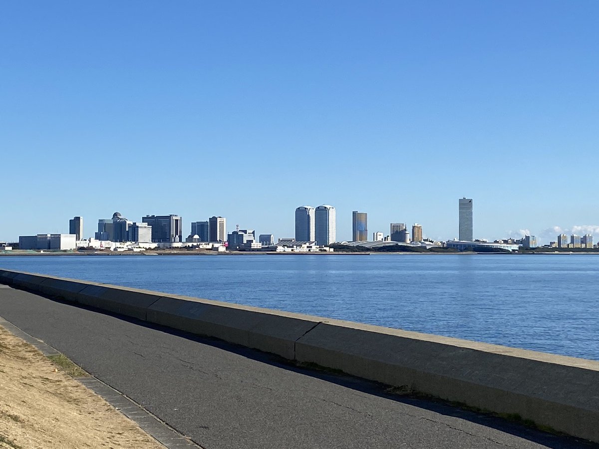 海浜幕張に住む 今年の乗り初めです 茜浜に行ってきましたが 新浦安がすぐ近くに見え富士山もよく見えました 海浜幕張から自転車で15 分 車道が走れなくてもサイクリングロードと広い歩道があります