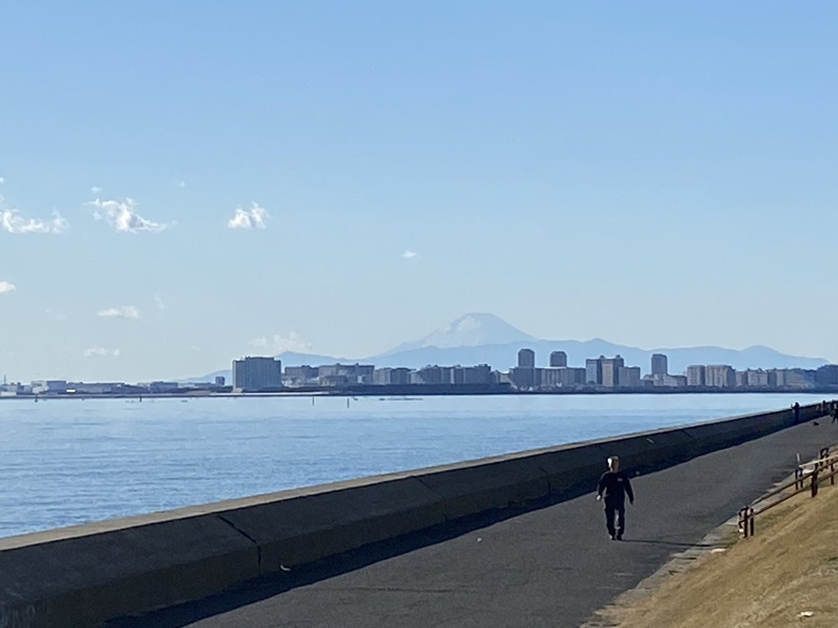 海浜幕張に住む 今年の乗り初めです 茜浜に行ってきましたが 新浦安がすぐ近くに見え富士山もよく見えました 海浜幕張から自転車で15 分 車道が走れなくてもサイクリングロードと広い歩道があります