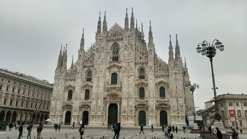 franceinfo's tweet photo. Italie : à partir du 1er janvier 2021, la ville de Milan interdit de fumer à moins de 10 mètres de quelqu'un en extérieur

https://t.co/yqUCtomyUt https://t.co/Lo8086KHk7