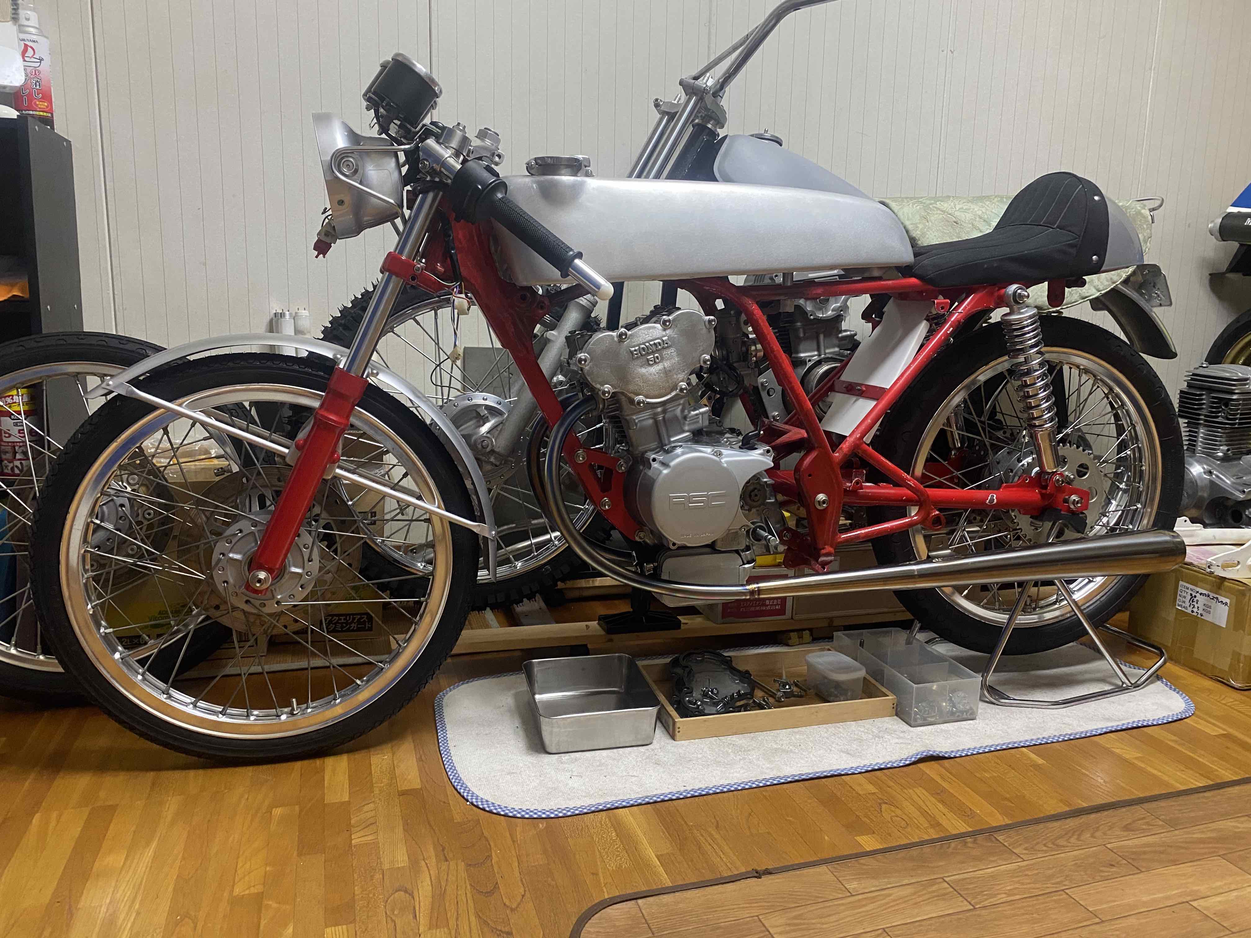 貴重、美品Honda ドリーム50タンク ドリーム50 タンクブラスト&塗装します。※中古タンクの販売では