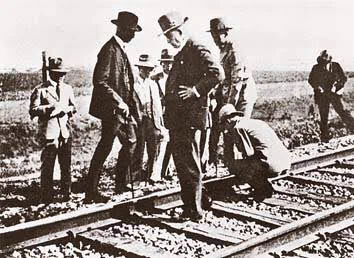 鉄オタなら当たり前？線路を見つけたらリットン調査団の真似をするwww