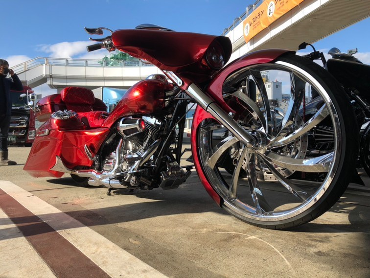 🎉🎈#HappyNewYear to all of our friends out there! 2020 was a trying year that had its ups and downs for sure.
.
Here's to a great 2021🍾🥂🍻
.
Shout out to @yoo_hi_ro_shi_ooy  for the pics of his #CustomStreetGlide using our #32InchWheel called Villas over in Osaka, Japan!