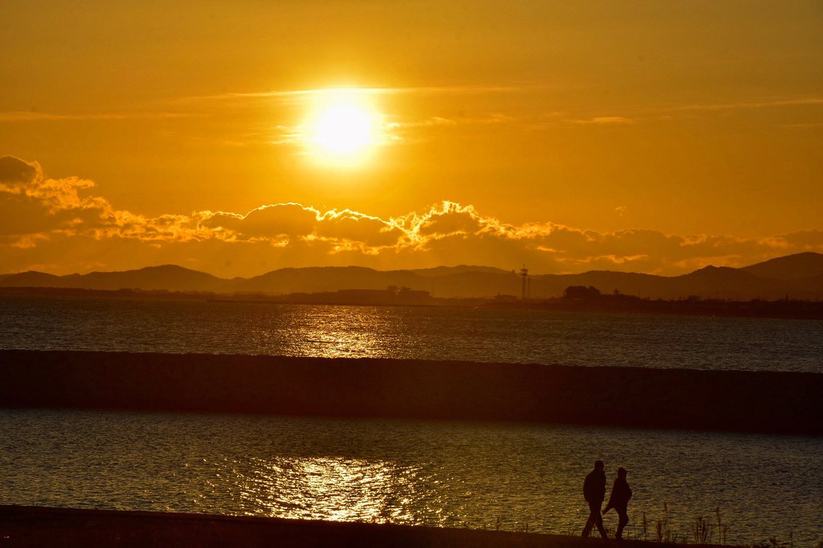 Happy New Year ‼︎
明けましておめでとうございます
旧年中は大変お世話になりました
今年もよろしくお願いいたします
    令和 三年 元旦 初日の出