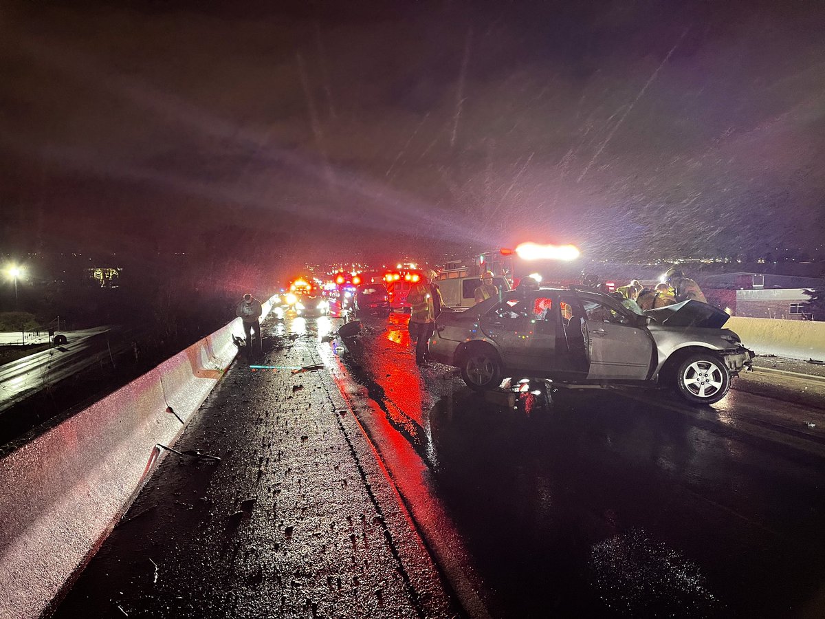 LongviewPD's tweet image. Several vehicles involved in a collision on the Lewis and Clark bridge causing a bridge closure and major traffic disruption. Avoid the area.