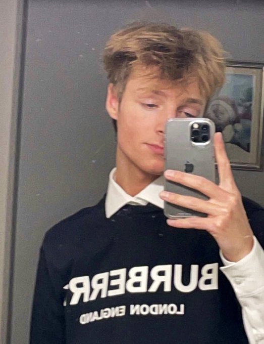 1 pic. Anyone like Burberry? https://t.co/UNEtdJwzHM
