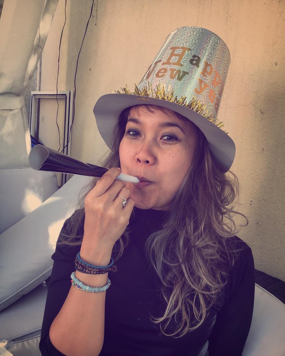 sitifarida1802's tweet photo. Happy New Year 2021 
May this year bring you love, laughter and peace 🦋 https://t.co/dFkwkM0sPG