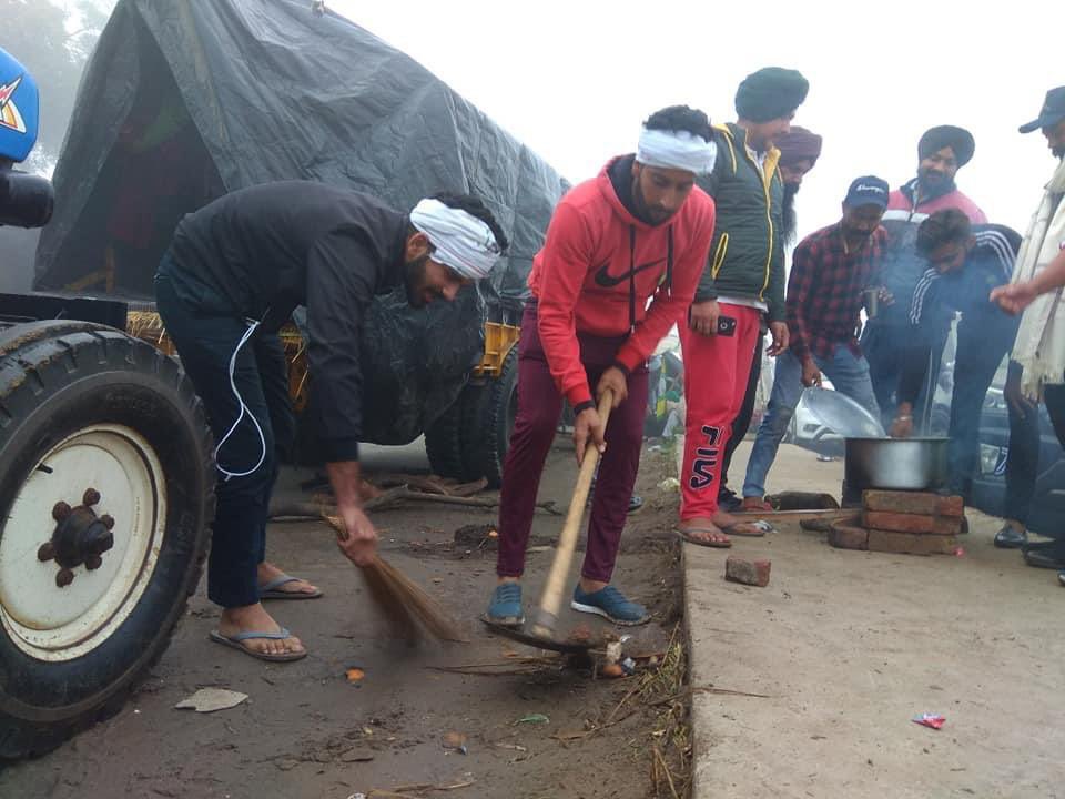 kisanektamorcha's tweet photo. If you’ll ask for “Swachh Bharat” we are with you but if you’ll try to grab our Occupation we’ll fight back. 
🙏🏻 Stop Privatisation of Agriculture 🙏🏻 #NewYearWithFarmers #DigitalKisanMorcha #digitalkisan #FarmersProstest https://t.co/BfWt0EHMZi