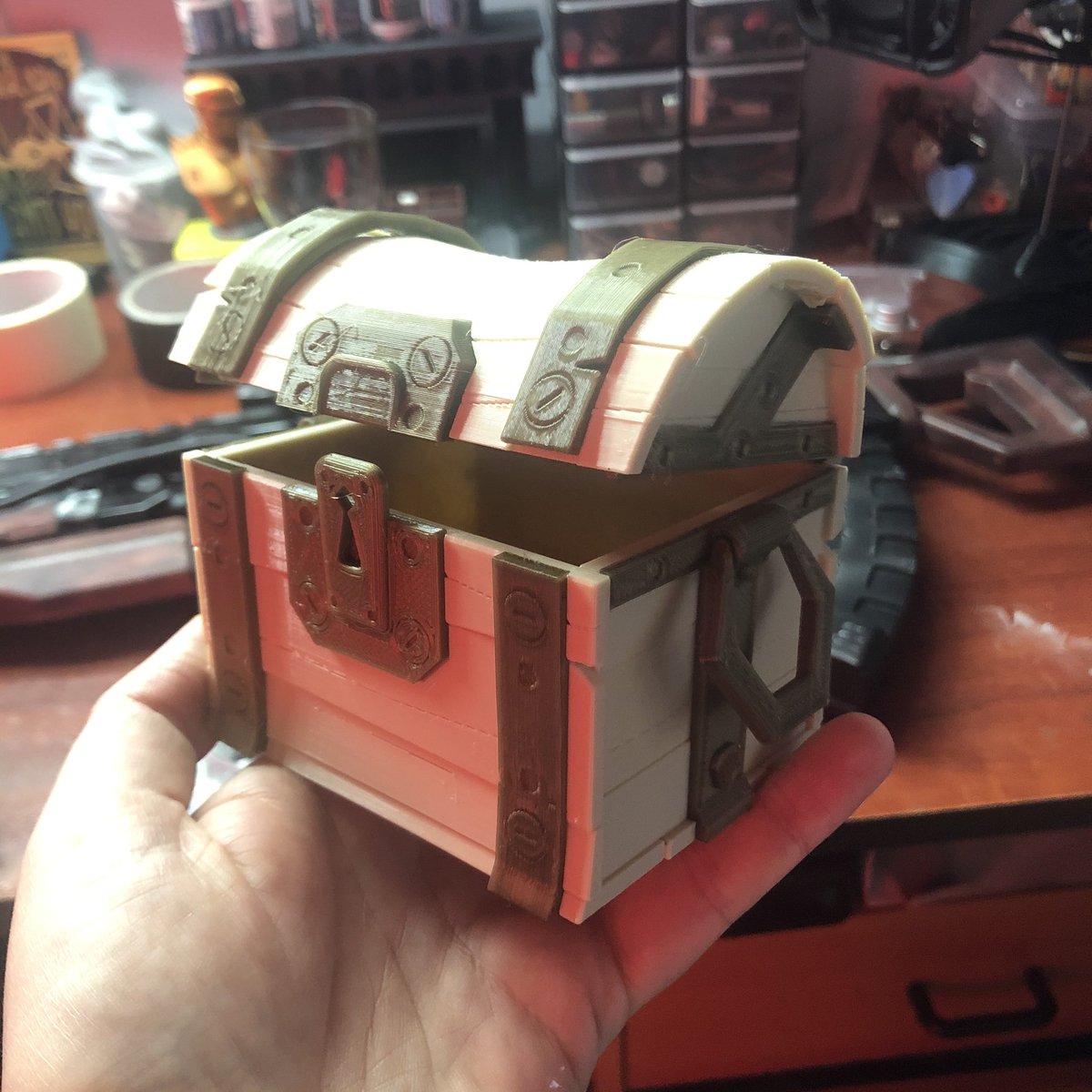 grafitomi's tweet photo. First make of 2021 / Fortnite Treasure Chest by 3dmentality
Daughter will be happy! She got that poor unopenable version from a Peppa set!
It looks Danny Dog likes the printed one better too! 🏴☠️
Thanks for the tip Tom! @FilamentFrenzy
Happy New Year #Everyone! #firstmake https://t.co/pnHvJjwiFk