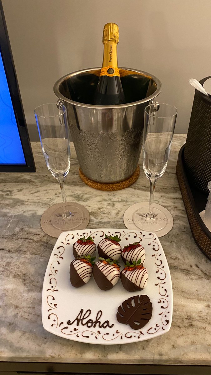 stopekhirsch's tweet photo. Wow! @waileamarriott these are my favorite treats!!!! Thanks so much!! The perfect way to kick of New Years in Maui!!!!
#champagne #chocolatecoveredstrawberries #HappyNewYear2021 https://t.co/cyyUqRrSAT