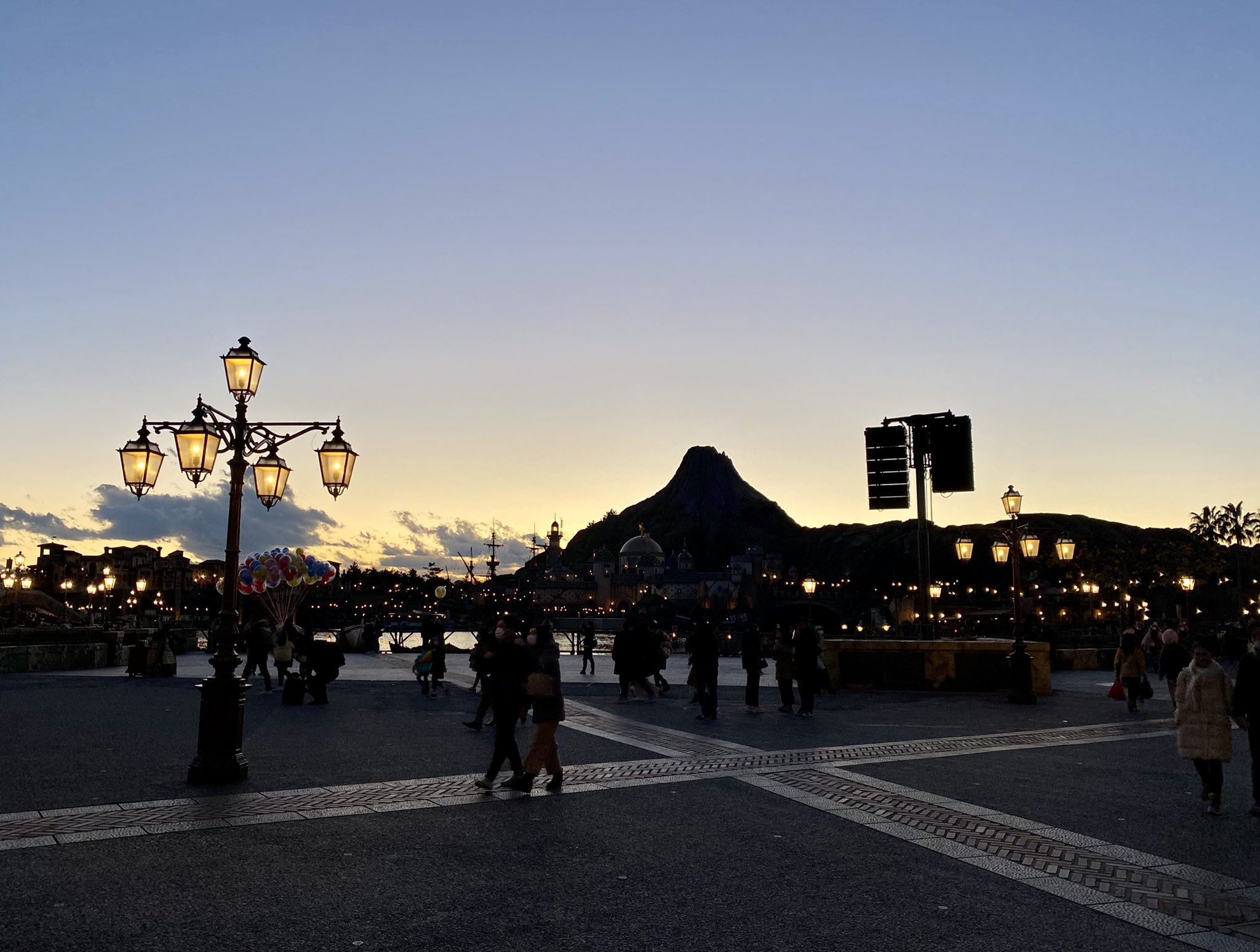 Kazuki Fujisawa ディズニーシーは今日も盛況 正月はさすがに街のレストランは閉まってるがディズニー のレストランは満席だ 香港は今日の感染者数が空港検疫も合わせて40人だが厳戒態勢でディズニーはもちろん閉鎖 レストランも6時以降は全域で閉鎖だけど